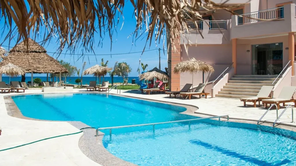 Ellotes Beach Kreta Zwembad met uitzicht op het strand.