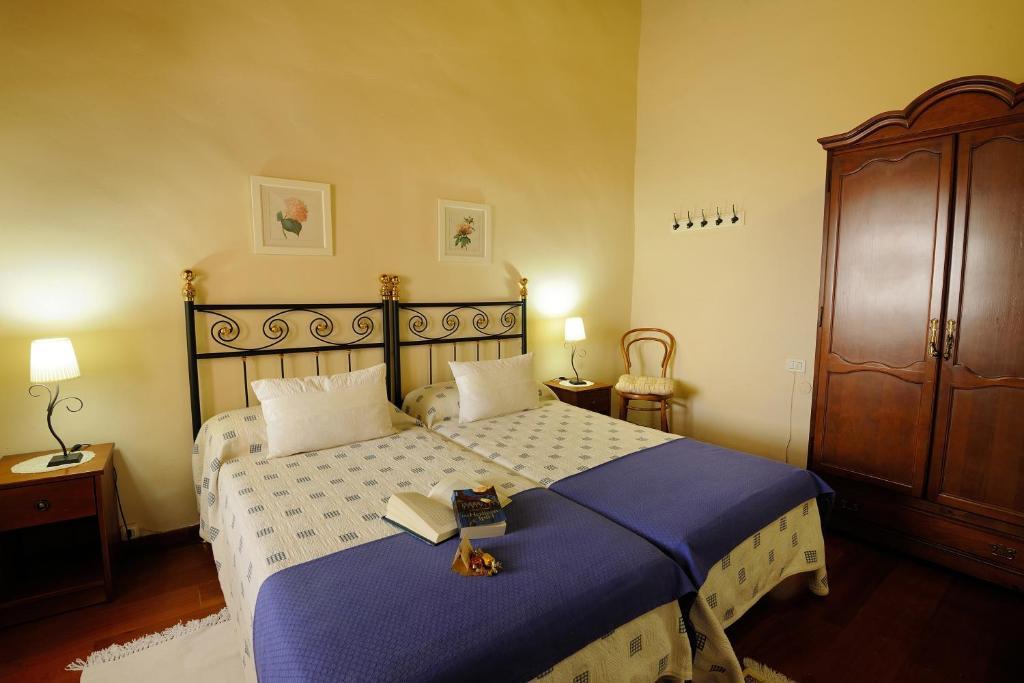 Finca La Majadera 9 Finca la Majadera in Spanje slaapkamer met een tweepersoonsbed en een kledingkast.