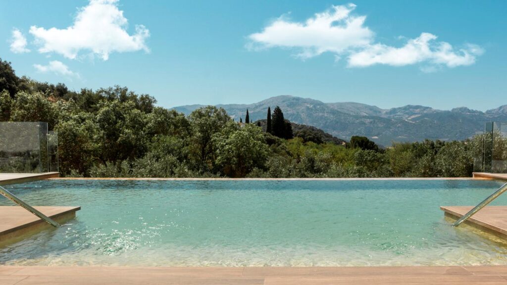Hacienda Fresneda Maria in Spanje zwembad met uitzicht op de bergen.
