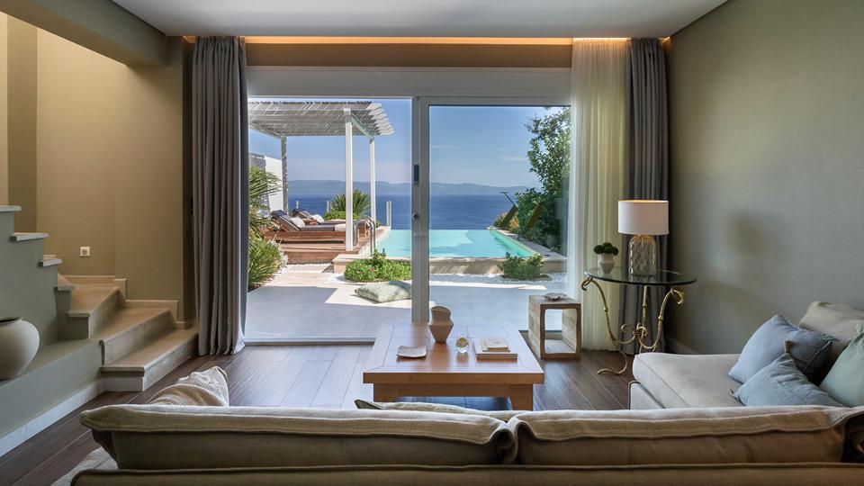Kappa Luxury Villas & Suites Griekenland woonkamer uitzicht zwembad en zee Kappa Luxury Villas & Suites in Griekenland woonkamer met uitzicht op het zwembad en de zee