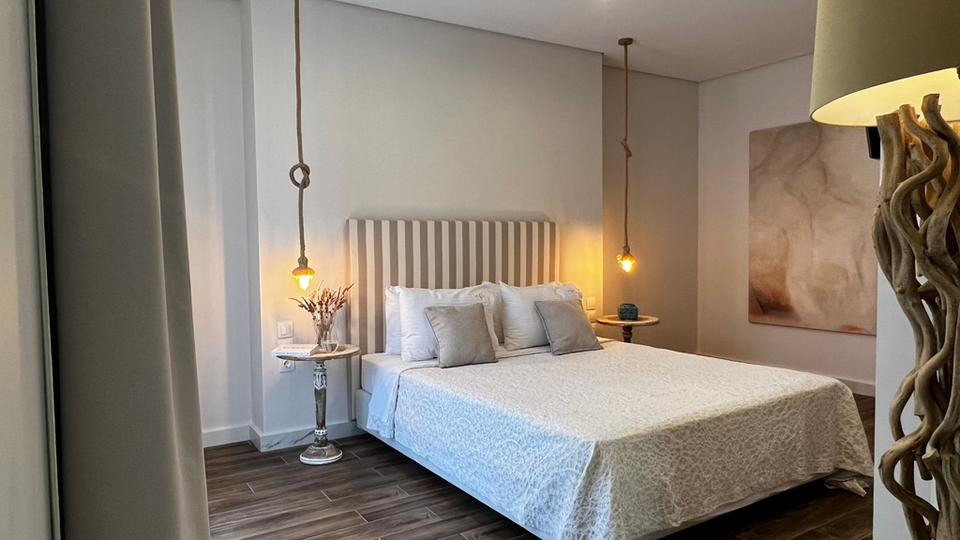 Kappa Luxury Villas & Suites in Griekenland slaapkamer met een tweepersoonsbed.