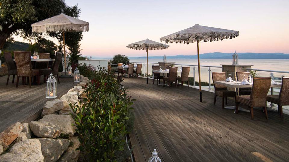 Kappa Luxury Villas & Suites Griekenland terras uitzicht over het water Kappa Luxury Villas & Suites in Griekenland terras met uitzicht over het water