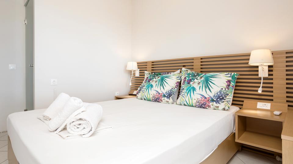 Kerri Villas in Griekenland slaapkamer met een tweepersoonsbed.