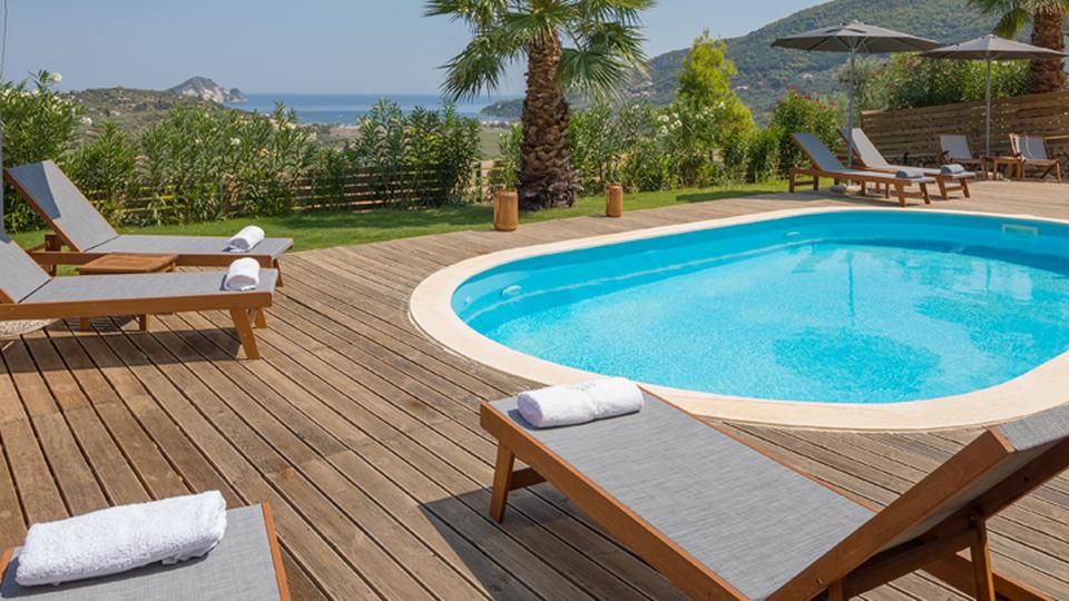 Kerri Villas Buitenzwembad met ligstoelen Kerri Villas in Griekenland privézwembad met ligstoelen.