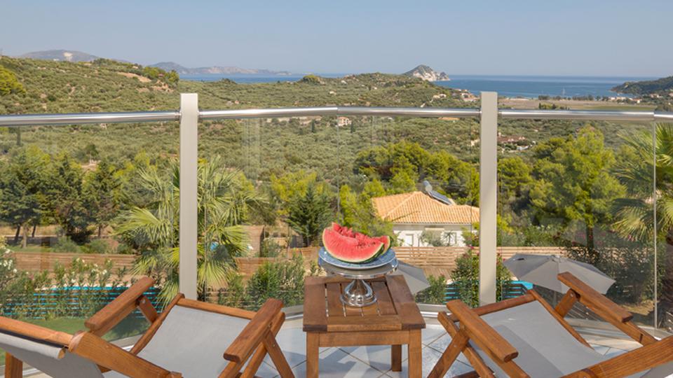 Kerri Villas balkon met uitzicht over zee Kerri Villas in Griekenland Balkon met buitenzitjes.