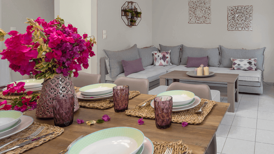 Kerri Villas woonkamer met bloemen op eettafel (1) (1) Kerri Villas in Griekenland woonkamer met eettafel.