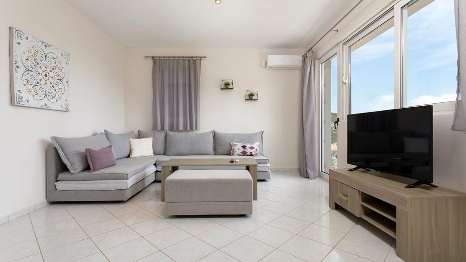 Kerri Villas in Griekenland woonkamer met een televisie.