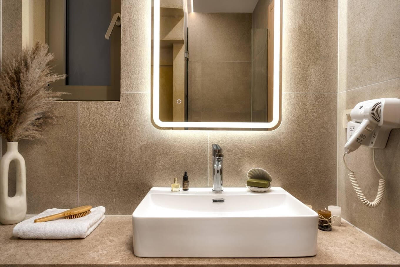 Lente Vivus Griekenland Badkamer Lente Vivus in Griekenland badkamer met een föhn.