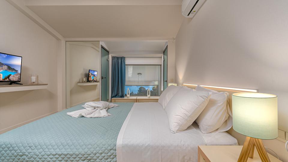 Lente Vivus Griekenland slaapkamer 1 tweepersoonsbed Lente Vivus in Griekenland slaapkamer met een tweepersoonsbed en een televisie.