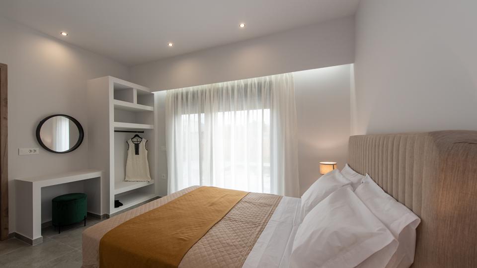 Liotrivi 126 in Griekenland slaapkamer met een tweepersoonsbed en een kledingkast.