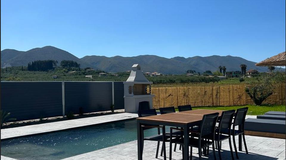 Liotrivi 126 Griekenland privézwembad met terras.