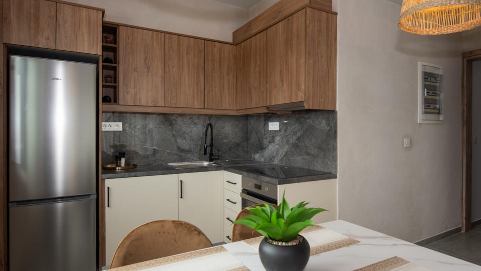 Liotrivi 126 Griekenland Keuken Liotrivi 126 in Griekenland keuken met een inductieplaat en een oven.