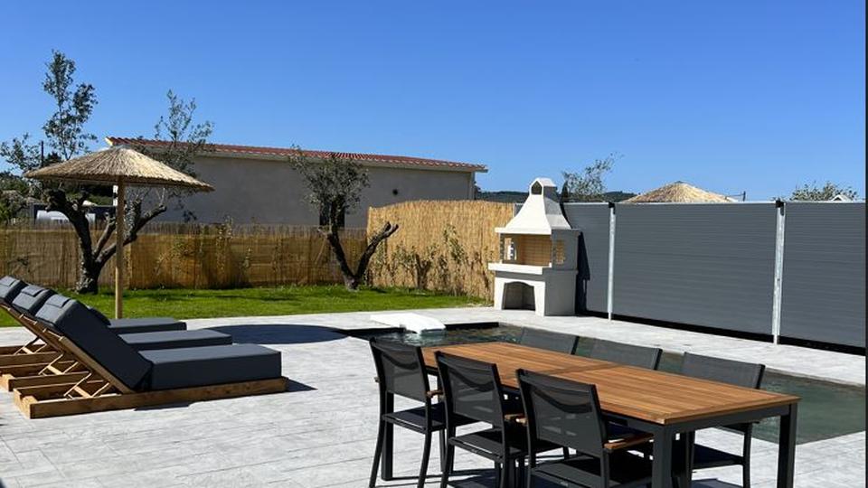 Liotrivi 126 Griekenland zwembad buiten Liotrivi 126 in Griekenland privézwembad met ligstoelen en een terras.