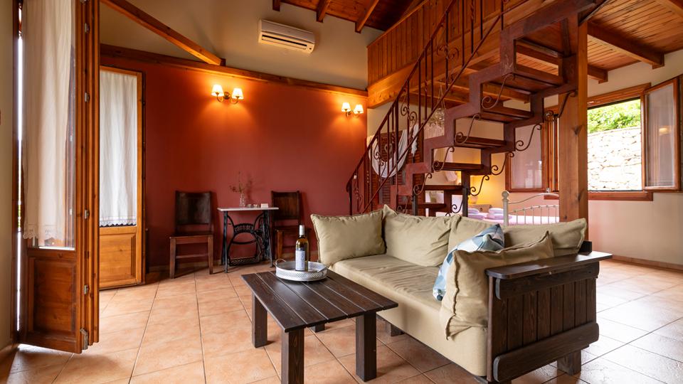 Monodentri Villas Griekenland Woonkamer trap omhoog Monodentri Villas in Griekenland woonkamer met airconditioning.