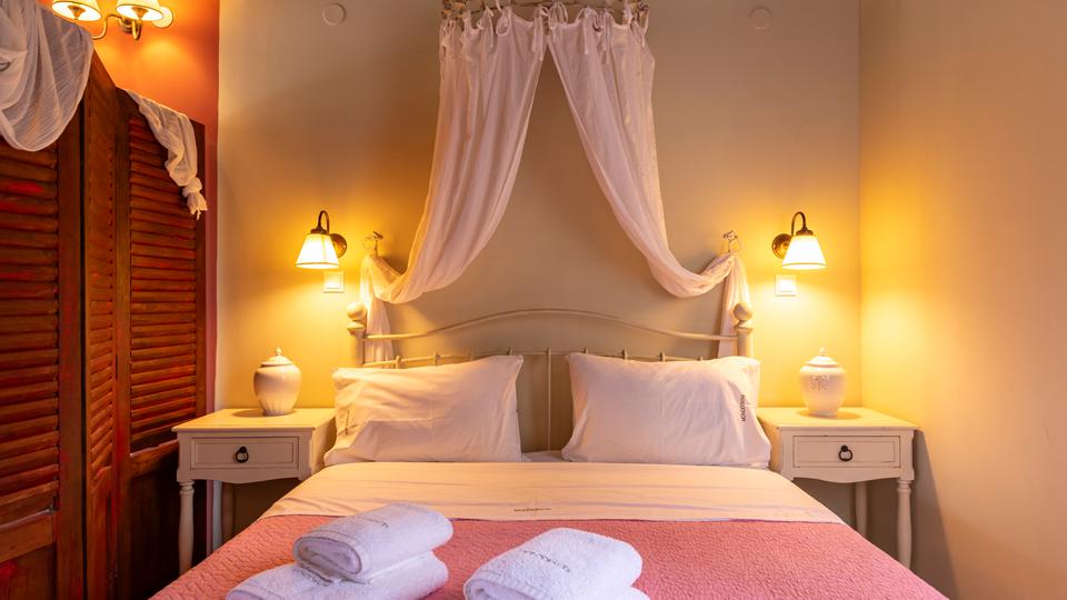 Monodentri Villas Griekenland slaapkamer Monodentri Villas in Griekenland slaapkamer met een tweepersoonsbed en een kledingkast.