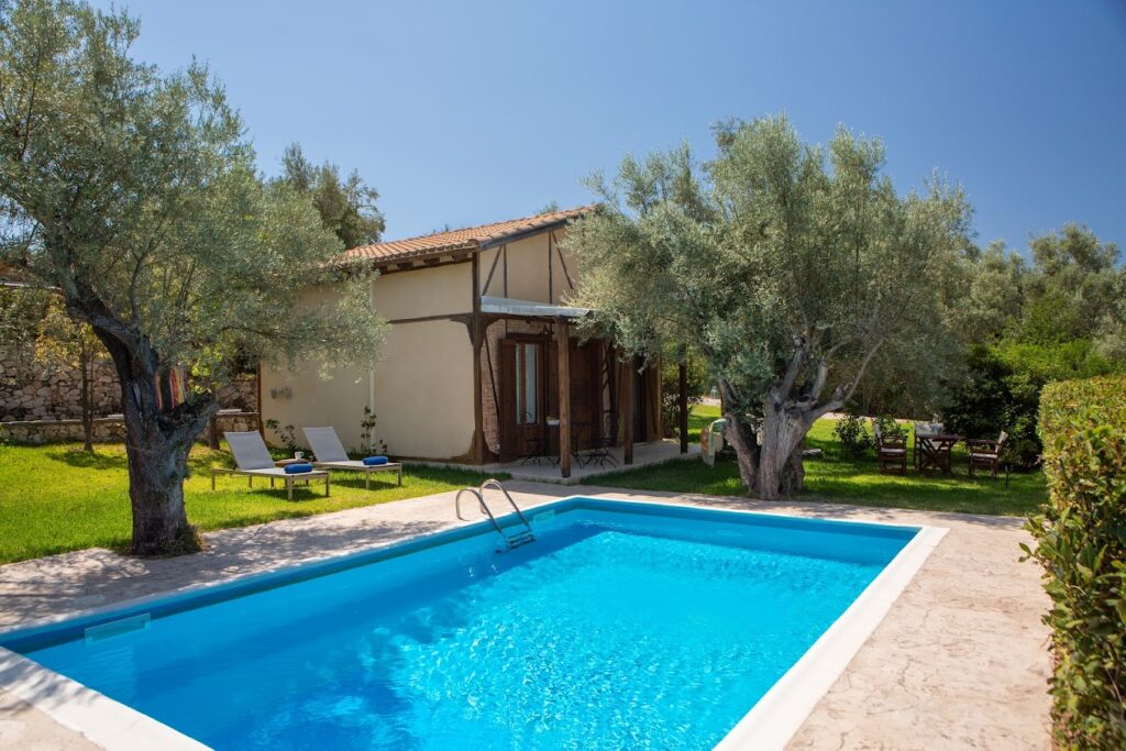 Monodentri Villas in Griekenland villa met een privézwembad en ligstoelen.