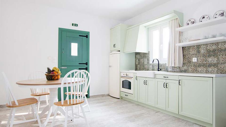 Natura e Mare Griekenland keuken Natura e Mare in Griekenland keuken met eettafel.