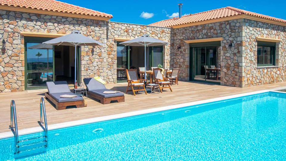 Sant' Agata Villas in Griekenland Terras met ligstoelen en een buitenzwembad.