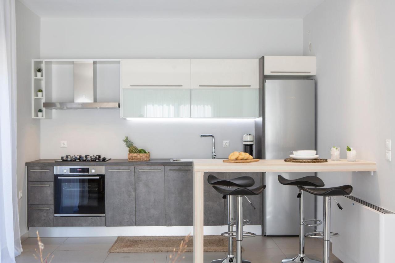 Throisma Private Country Residences Griekenland Keuken Throisma Private Country Residences in Griekenland keuken met fornuis en koffiezetapparaat.