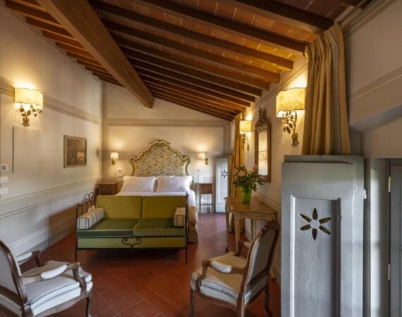 Torre a Cona Wine Estate - Hotel in Italië Slaapkamer met een tweepersoonsbed.
