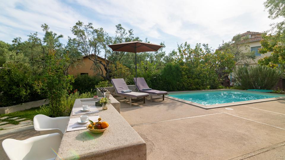 Vertzamo Villas in Griekenland privézwembad met ligstoelen