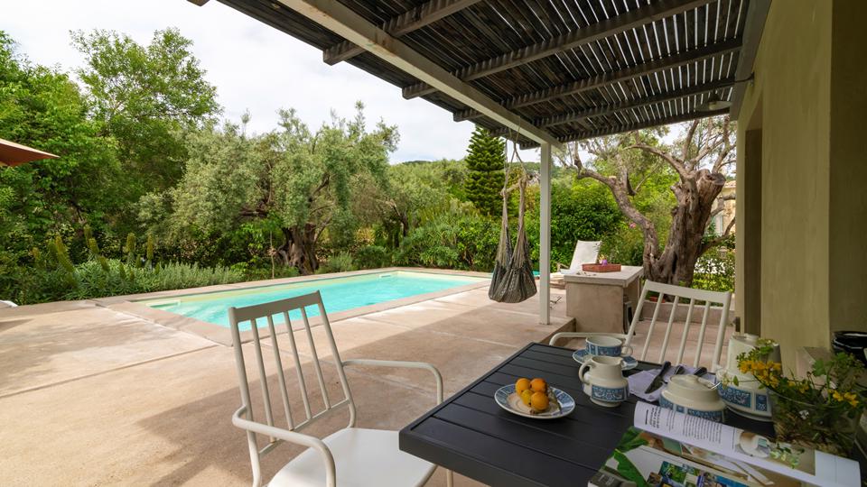 Vertzamo Villas Griekenland Terras bij buitenzwembad Vertzamo Villas in Griekenland Terras bij buitenzwembad