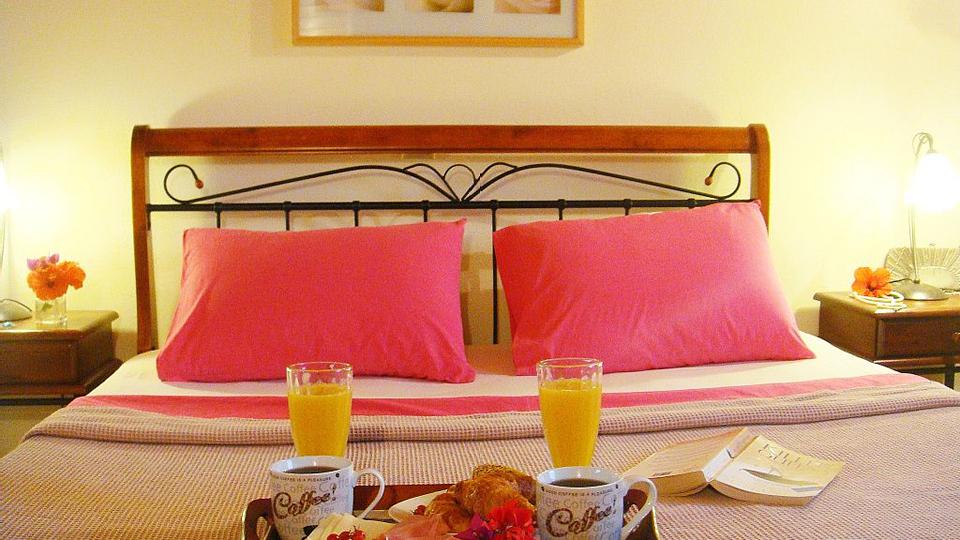 Villa Valentine in Griekenland slaapkamer met tweepersoonsbed.