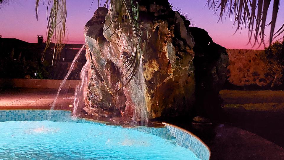 Villa Valentine Griekenland Verlicht zwembad Villa Valentine in Griekenland Verlicht zwembad met kleine waterval.