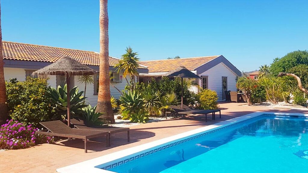 Villa del Alba in Spanje huisje met zwembad en ligstoelen