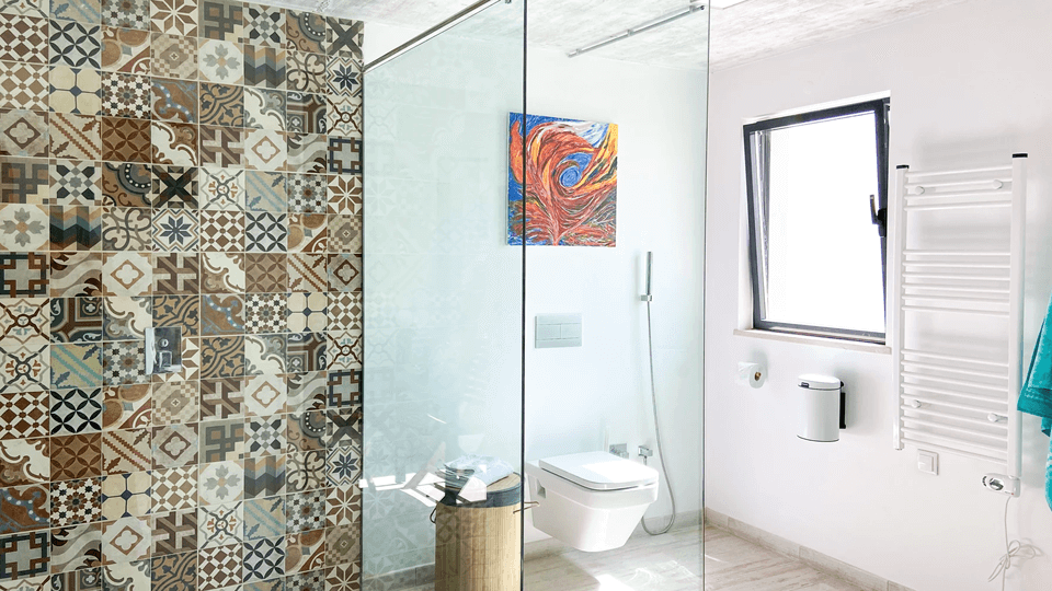 B&B Alma do Campo 4 Badkamer met een douche, wc en een droogrek in Faro Portugal.