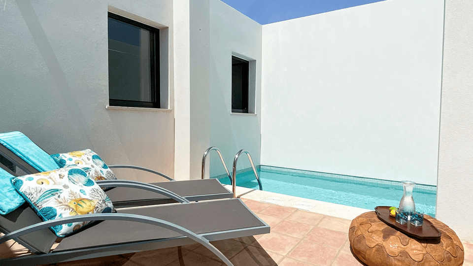 B&B Alma do Campo 5 Appartement met een privézwembad met ligstoelen in Faro Portugal.