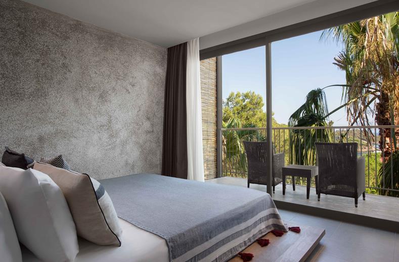 Kamer met een tweepersoonsbed en een balkon met zijzeezicht Club Marvy in Turkije.