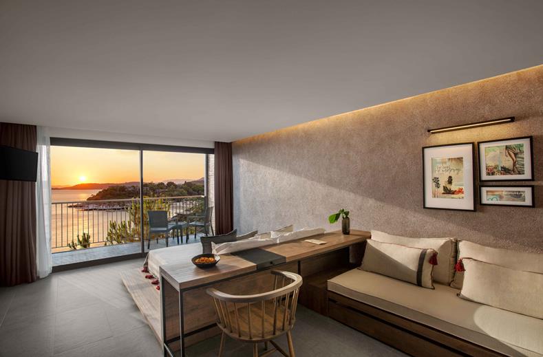 Kamer met een tweepersoonsbed en een balkon met uitzicht op zee Club Marvy in Turkije.
