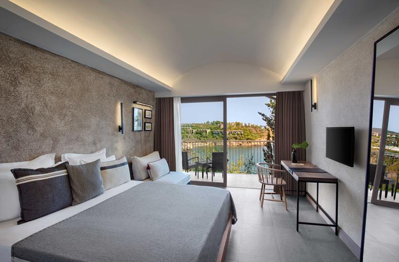 Kamer met een tweepersoonsbed, een televisie en een balkon met uitzicht op de zee Club Marvy in Turkije.