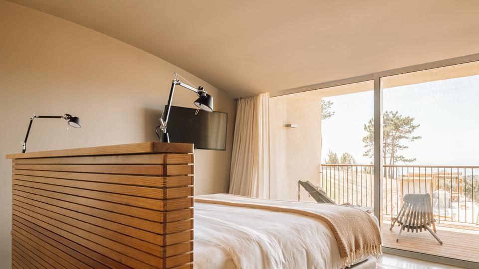 Kamer met een tweepersoonsbed, een televisie en een balkon in Lissabon Portugal.
