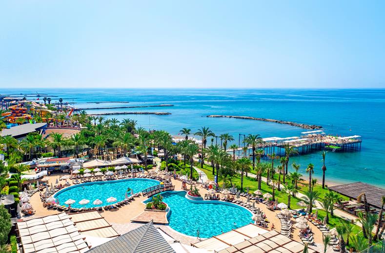 Zwembad aan het strand Long Beach in Turkije.