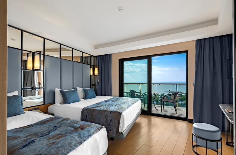 Kamer met 2 bedden en een balkon Long Beach Alanya in Turkije.
