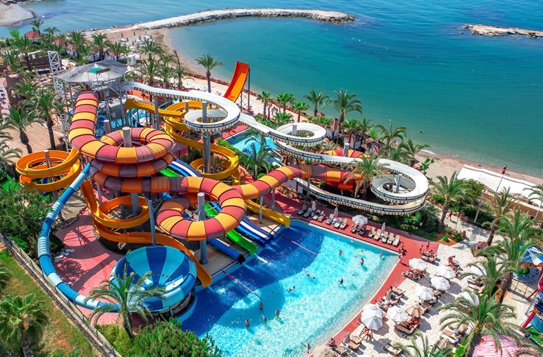 Long Beach Alanya 6 Waterpark met verschillende glijbanen en een privéstrand Long Beach Alanya in Turkije.