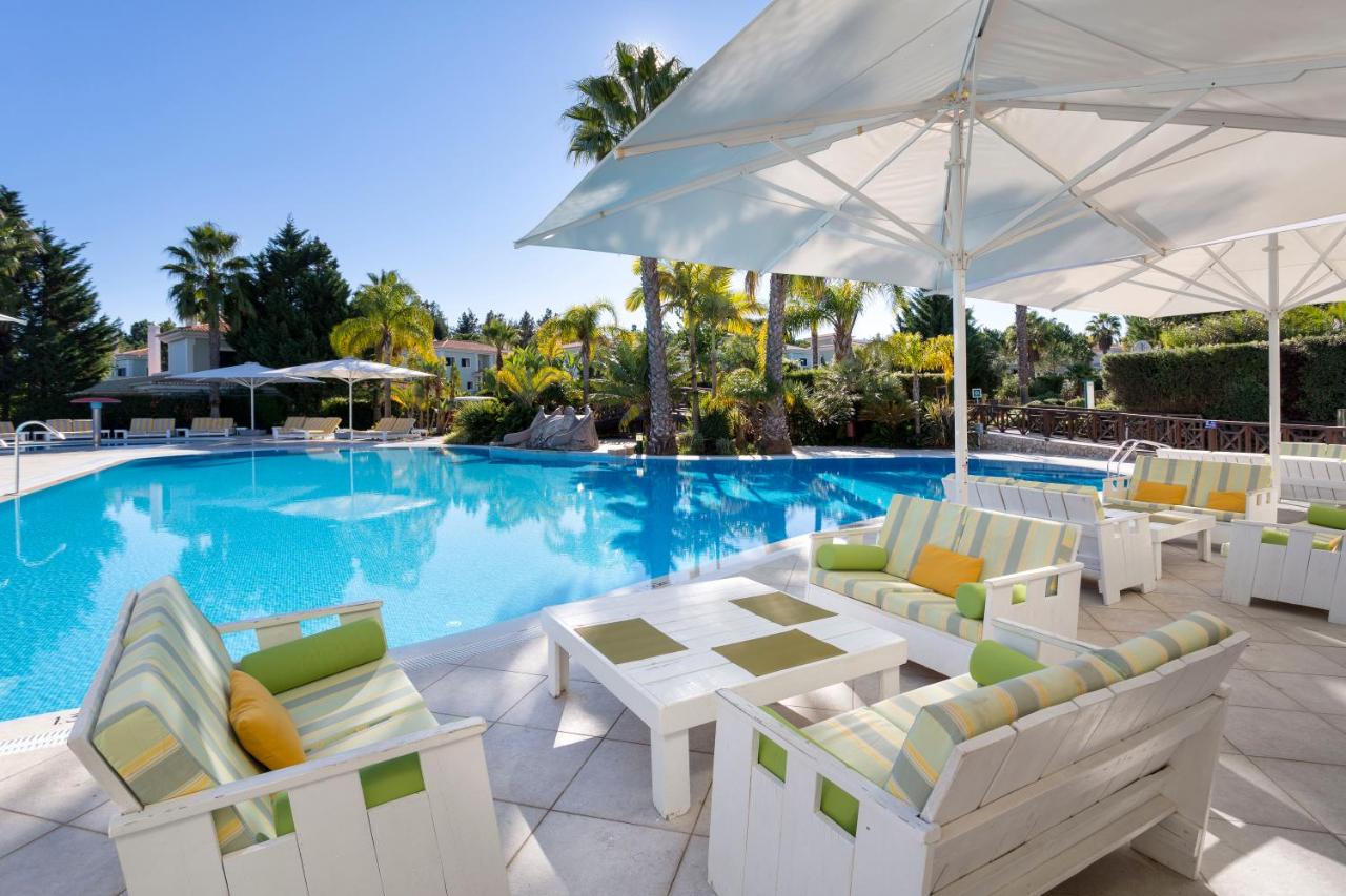 Martinhal Quinta Family Resort 2 Zitplekken naast het zwembad in Martinhal Quinta Family Resort in Faro Portugal.