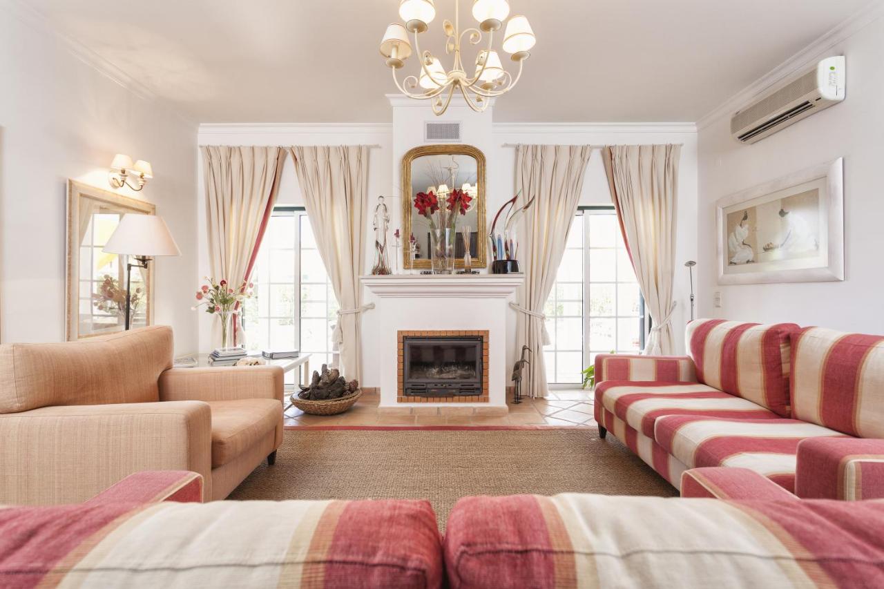 Martinhal Quinta Family Resort 3 Woonkamer met drie banken en een houtkachel in Faro Portugal.