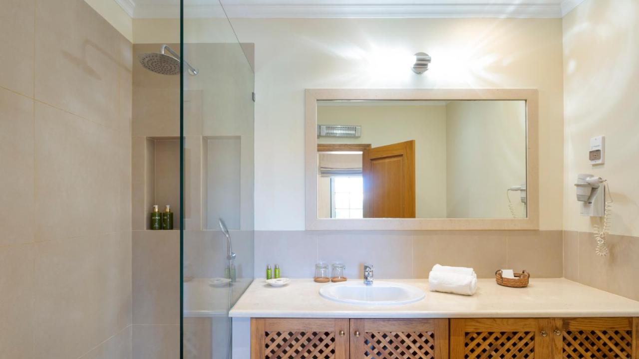 Martinhal Quinta Family Resort 6 Badkamer met een douche, wastafel en een föhn in Faro Griekenland.