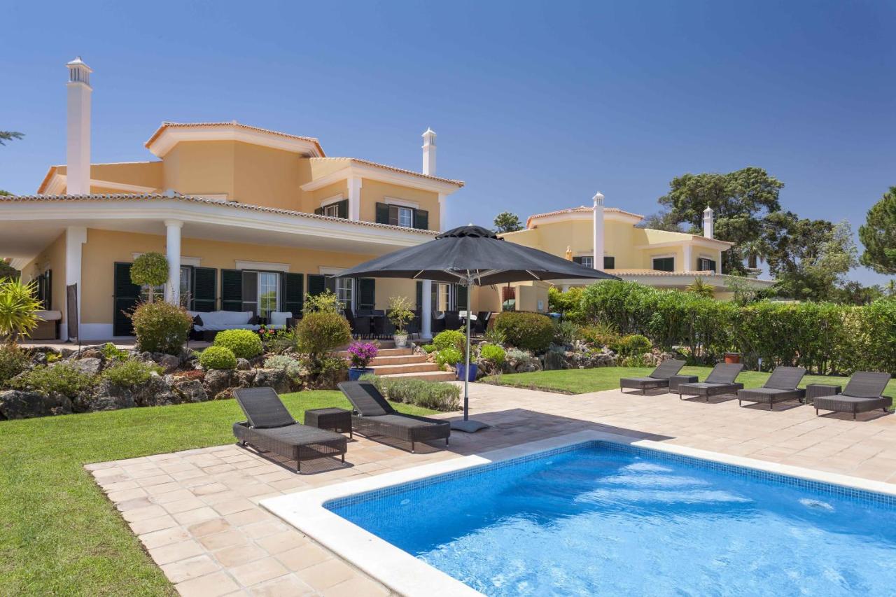 Martinhal Quinta Family Resort Villa met een privézwembad en een terras in Faro Portugal.