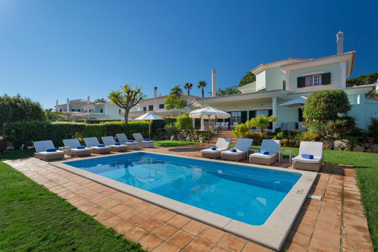 Martinhal Quinta Family Resort4 Grote villa met een privézwembad met ligstoelen in Faro Portugal.