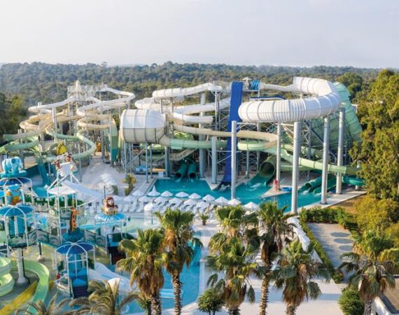 Waterpark met verschillende soorten glijbanen Paloma Orenda in Turkije.