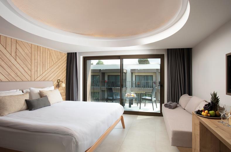 Kamer met een tweepersoonsbed en een balkon Paloma Orenda in Turkije.