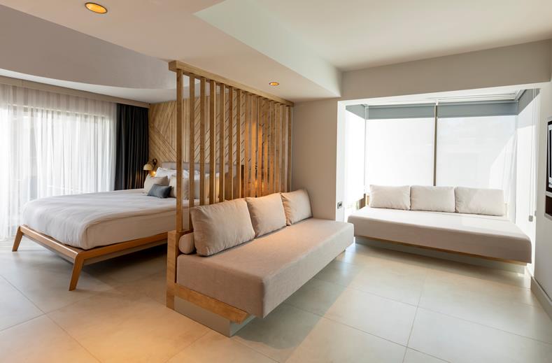 Junior Suite met een tweepersoonsbed en twee banken Paloma Orenda in Turkije.