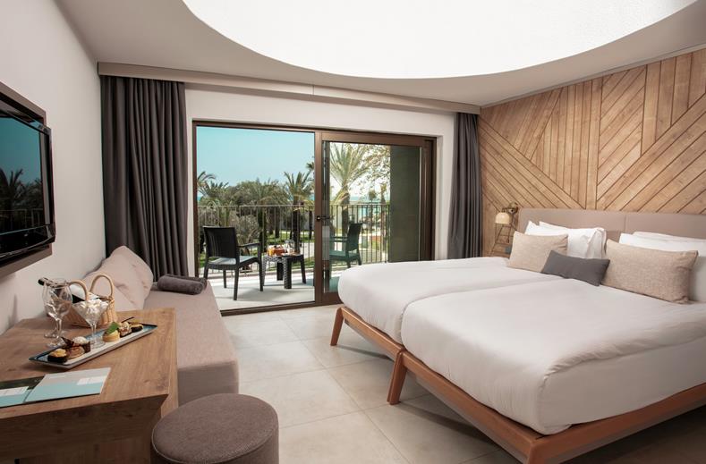 Kamer met een tweepersoonsbed, een televisie en een balkon Paloma Orenda in Turkije.