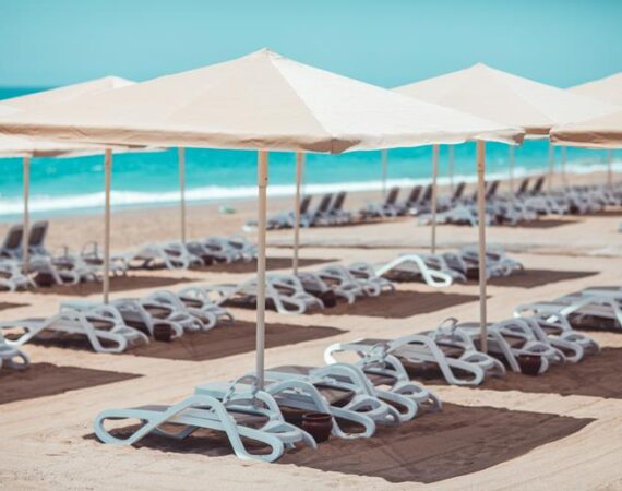 Ligbedjes op het strand met parasols Paloma Orenda in Turkije.