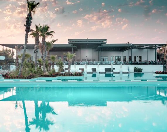 Restaurant bij het zwembad Paloma Orenda in Turkije.