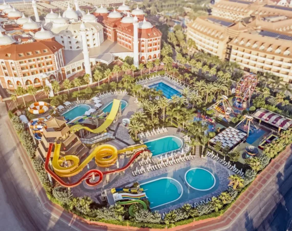 Zwembaden met verschillende glijbanen en een speelpark voor kinderen Royal Taj Mahal in Turkije.